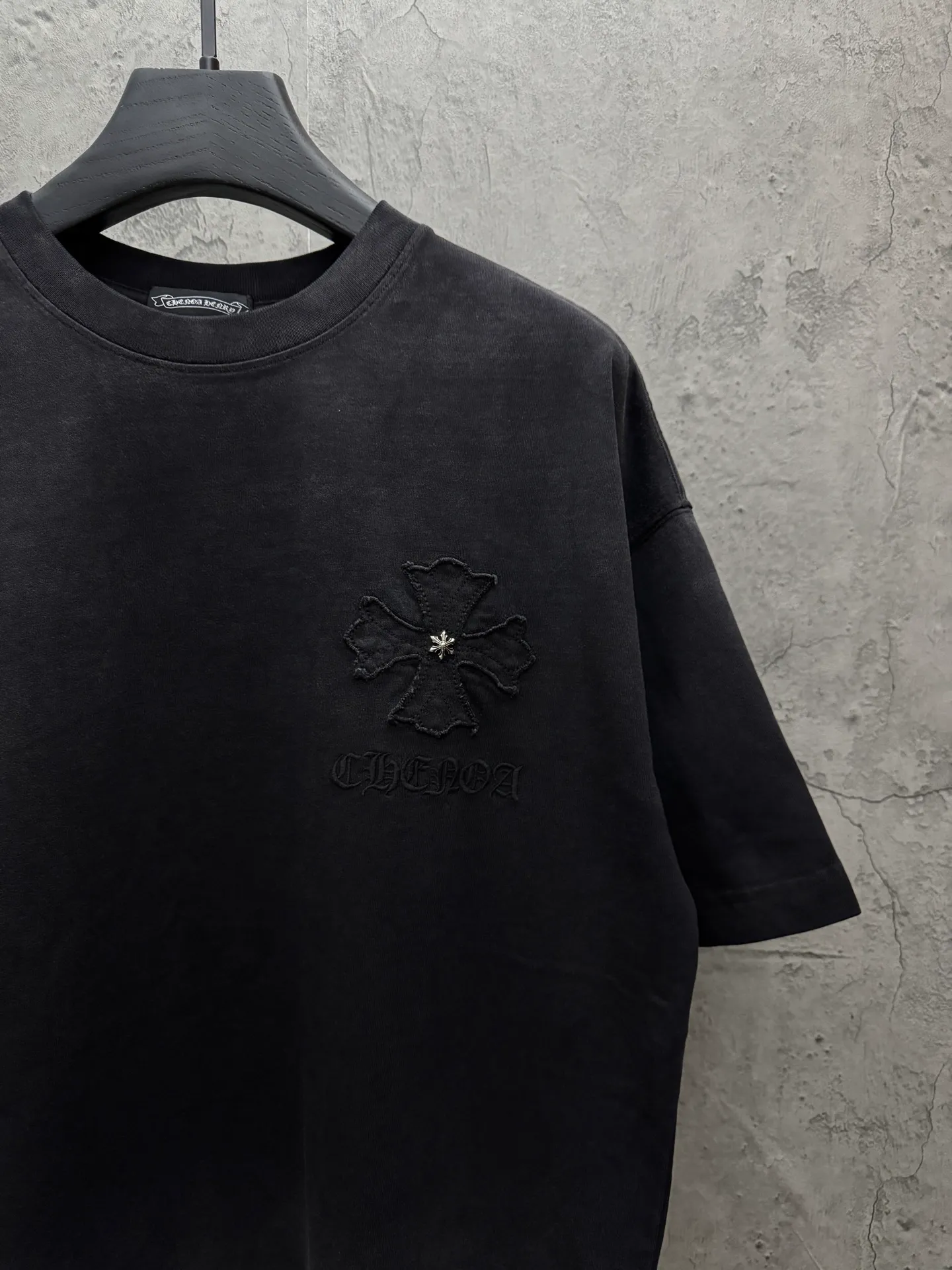 P230 top version, real shot without P, ​​different from market currency) 𝗖𝗵𝗿𝗼𝗺𝗲 𝗛𝗲𝗮𝗿𝘁𝘀/Croxin 2026 spring new original single counter American washed patch embroidered couple short sleeves 👑The highest version! Customized fabric 320 grams, washed and fried, spray horse slip craft, best-selling model at the counter, very comfortable to wear. Accessories: original molded and authenticated collar label ➕ 100% silk wash label. Genuine purchase-grade original hangtag➕matching hanging rope➕3D hanging beads➕original packaging bag. Craftsmanship: The original version has consistent wiring! The highest version of the armhole matching technique! Color: Burgundy Black Size: S M L XL Style No.: 6607